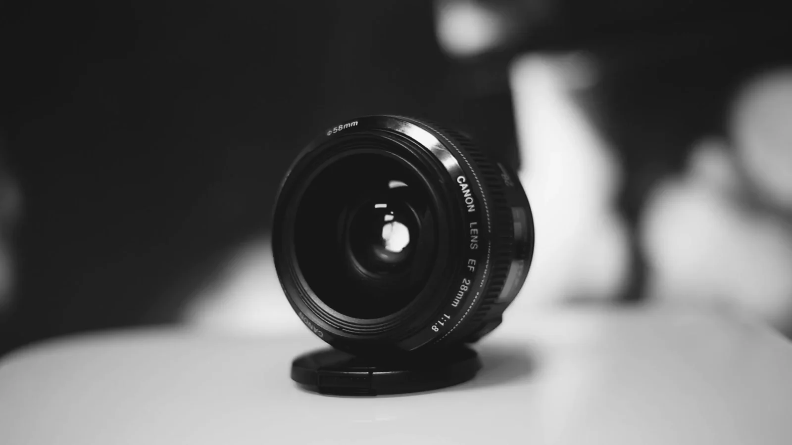 Objectif de caméra en gros plan dans un studio, avec arrière-plan flou.
